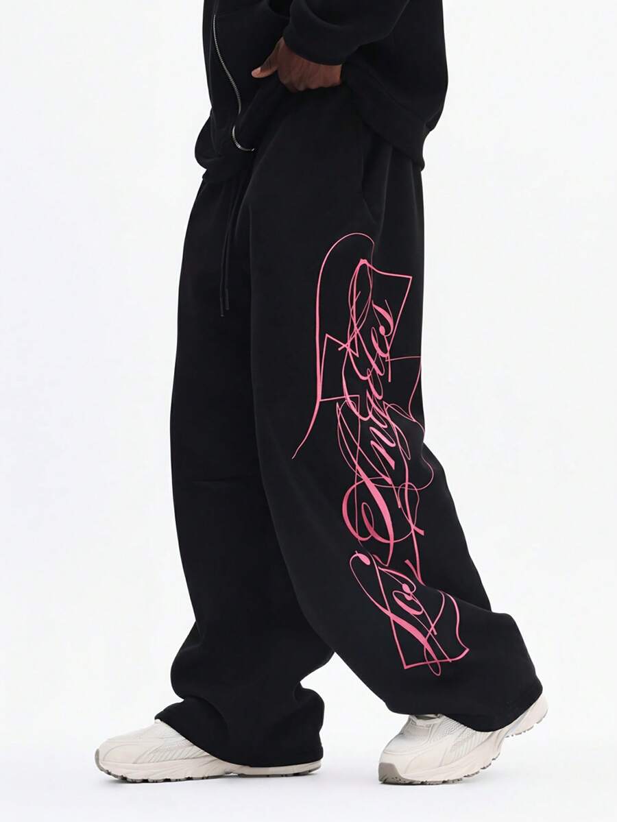 SUMWON Pantalones de chándal de corte relajado con estampado gráfico de texto rosa, cintura con cordón cómodo, pantalones casuales para estar en casa - Negro - Ver 1
