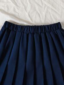 SHEIN 女童简约白色和蓝色长袖Polo领卫衣搭配百褶迷你裙套装，适合上学、郊游、聚会、运动以及秋冬季穿着。