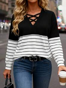 EMERY ROSE Áo nỉ thường ngày kẻ sọc cổ chữ V chéo cỡ lớn dành cho nữ - Đen và trắng - Xem 1