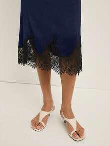 Nöista 这款优雅的女士半身裙饰有精致的蕾丝裙边，非常适合正式场合、派对装扮和精致的春假装扮；它是一款百搭单品，可轻松搭配衬衫或针织衫，为女士的春假装扮增添永恒的优雅气质，无论是休闲造型、优雅着装、生日装扮还是精致优雅的庆祝活动，都能完美驾驭。 - 藏蓝色 - 查看 4