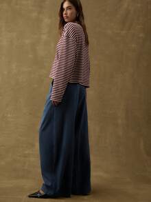 Nöista 这款海军蓝长裤采用精致的褶裥设计和挺括的腰带，打造简洁优雅的造型。非常适合秋冬季节从白天到夜晚的转换场合，也可搭配优雅的上衣，出席圣诞晚宴、新年活动或打造时尚的冬季女装造型。搭配正式衬衫和应季配饰，轻松展现精致优雅的气质。 - 藍色 - 查看 5