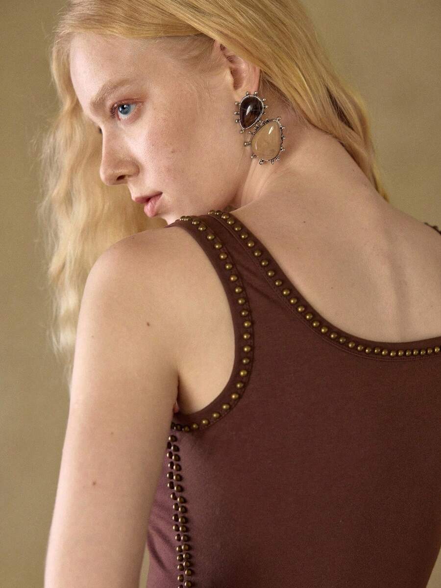 MOTF STUDIO SOLID STUDDED SQUARE NECK SLIM FIT CROP TANK TOP , FALL WINTER - Coffee Brown - View 2