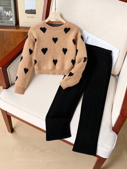 Modern stickad tröja med hjärtmönster och svarta vardagsbyxor för flickor, lämplig för hemmet, utflykter, fester och skolstart.