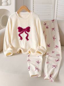 1套圣诞快乐女孩睡衣 - 酒红色毛绒蝴蝶结和奶油色刺绣长袖上衣，蝴蝶结装饰毛绒裤子。柔软针织面料，穿着舒适，可机洗。3件套单独出售