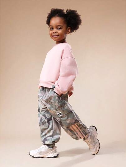  Conjunto de dos piezas SUMWON para niños con sudadera rosa oversize y pantalones cargo de camuflaje, cuello redondo, manga larga, ropa casual de calle para vacaciones