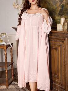 PalaceNights 复古宫廷刺绣花卉饰边彼得潘领重磅3D立体花卉加大码睡袍+睡袍套装 - 粉色 - 查看 3