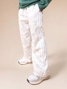 SUMWON 迷彩印花侧条纹阔腿运动裤，抽绳腰带，弹性裤脚，适合日常休闲度假穿着 - 軍綠色 - 查看 5