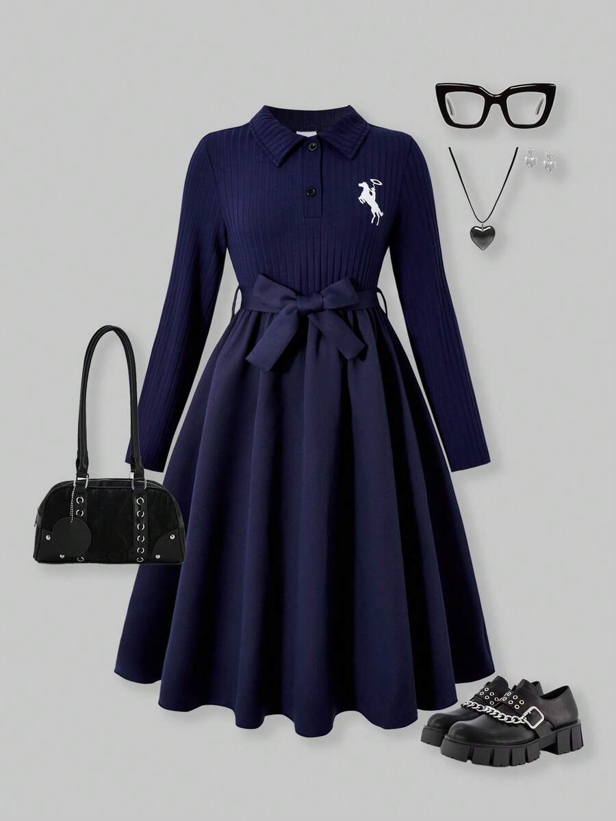 SHEIN Chelsea Crush 女童长袖 Polo 领 T 恤裙,舒适罗纹 Polo 领,A 字裙摆饰有马术印花,优雅淑女风,厚度适中,适合春秋季休闲、返校、度假等场合穿着。 - 藏蓝色 - 查看 1