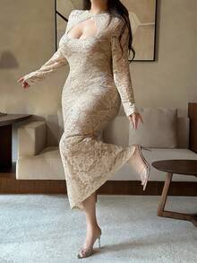 SHEIN CURVE+ 大码女士性感复古优雅浪漫蕾丝镂空拼接领口花卉装饰修身开衩下摆派对连衣裙，适合派对、日常穿着、新年派对、约会之夜、情人节、春夏秋季穿着。 - 杏色 - 查看 6