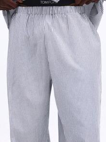 SUMWON 经典条纹长袖纽扣睡衣套装，包含一件带领衬衫和配套长裤，适合睡眠和居家穿着。 - 灰色 - 查看 4