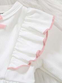 SHEIN 秋季新款女婴优雅甜美可爱简约休闲风蝴蝶结撞色娃娃领白色长袖连衣裙，袖口饰有蝴蝶结，下摆饰有荷叶边 - 白色 - 查看 4