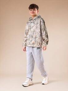 SUMWON 男童迷彩印花套头连帽衫和运动裤套装，带帽设计，松紧腰带，休闲两件套，度假必备 - 彩色 - 查看 1