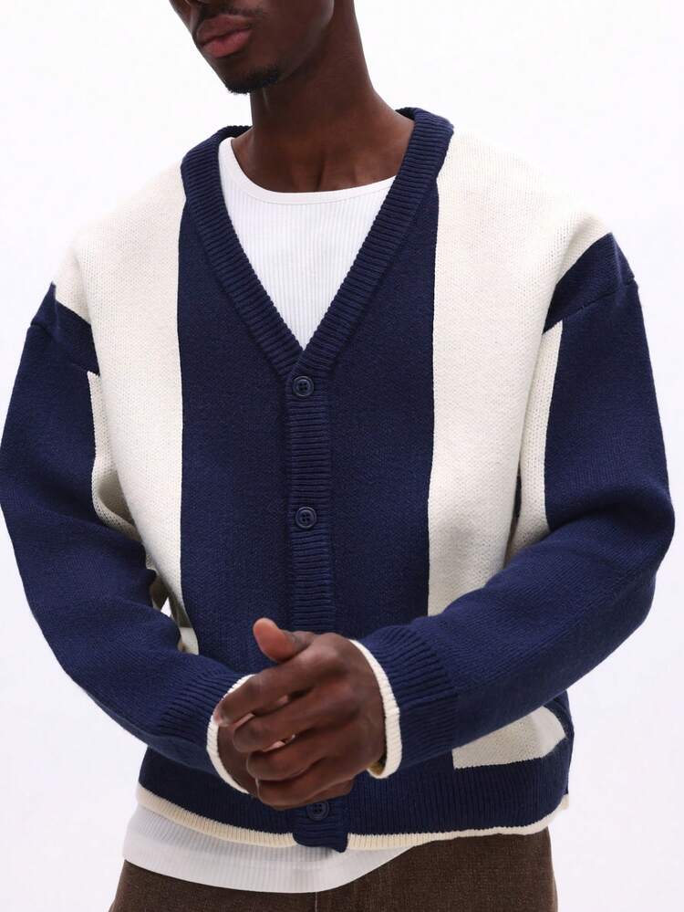 Kardigan z dekoltem w serek i guzikami z przodu i długimi rękawami