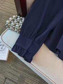 GlowEve CURVE Kemeja Wanita Ukuran Besar Lengan Panjang Kerah Tegak Kecil Bergaris Kasual Warna Polos dengan Manset Berkerut, Cocok untuk Perjalanan Sehari-hari - Navy Blue - View 4