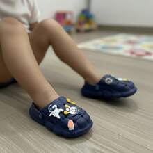 Sandalias para niños, decoraciones divertidas, punta cerrada, tira trasera ajustable, estilo moderno casual, para juego y actividades al aire libre - Azul Marino - Ver 3