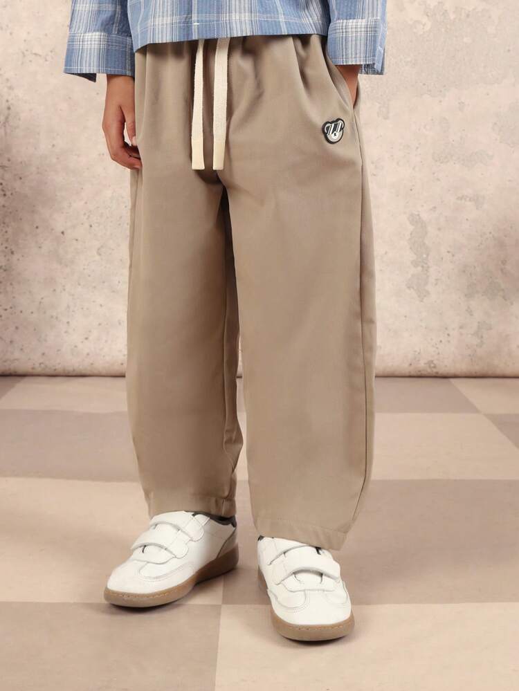 Calças com cordão e etiqueta com o logotipo.