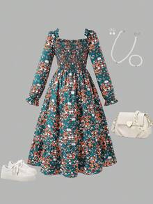 SHEIN هذا فستان طويل مصمم خصيصًا للفتيات المراهقات. الياقة مربعة، الأكمام مزينة بكشكشة، والأساور متفرعة. يتميز الفستان بنقوش زهرية، مما يجعله مثاليًا للفتيات لارتدائه أثناء اللعب أو العطلات في الخريف. يمكن ارتداؤه بمفرده أو مع طبقات أخرى. فستان جذاب وحلو مناسب لمناسبات متنوعة. - متعدد الألوان - مشاهدة 2