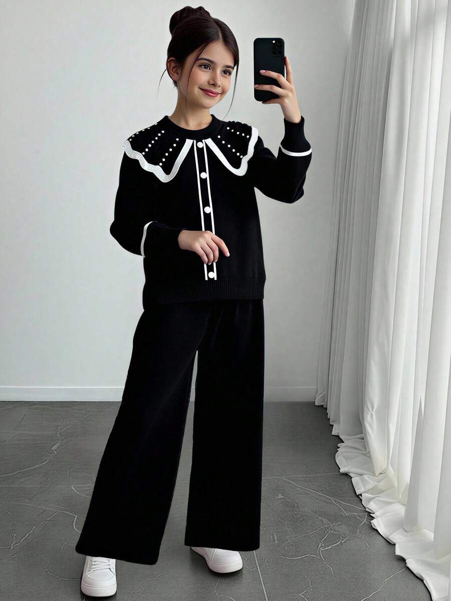 Sparklyn 少女黑色毛衣套装 - 甜美风格，饰有厚重荷叶边领、宽翻领和3D珍珠点缀。宽松百搭的优雅针织两件套（长袖开衫+长裤），设计温柔时尚。适合日常穿着、节日庆典、外出、旅行、度假、居家穿着以及返校造型，细节丰富，百搭实用。 - 黑色 - 查看 1