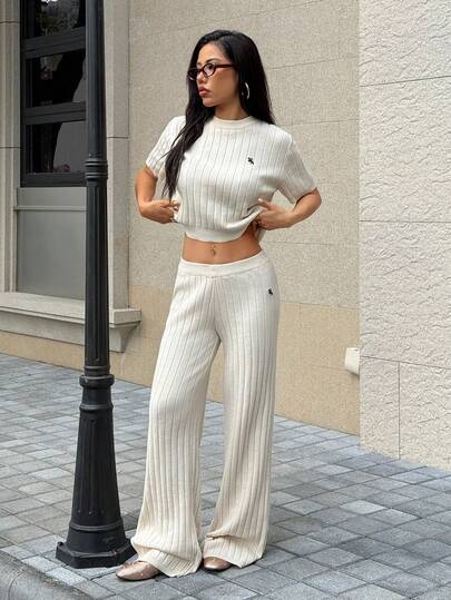 Muchica Damset med stickad topp och långa byxor, rund halsringning och kort ärm, riddarmönster