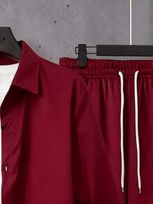 Manfinity Homme 男士纯色翻领单排扣长袖衬衫和抽绳腰带口袋长裤套装，男士休闲上衣和裤子套装，加大码男士运动套装，红色男士套装，男士休闲套装，适合复古风格、日常休闲、周末旅行、户外活动、探险旅行、轻松的工作环境或半正式场合，可作为男友/丈夫礼物、周年纪念/生日礼物、派对、圣诞节、新年、婚礼礼物。 - 酒紅色 - 查看 3