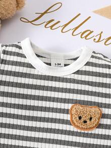 新生儿罗纹小熊短袖上衣，简约灰白条纹搭配3D小熊装饰，罗纹面料柔软亲肤，肩部按扣设计方便穿脱，舒适时尚，适合新生儿穿着。