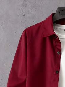 Manfinity Homme 男士纯色翻领单排扣长袖衬衫和抽绳腰带口袋长裤套装，男士休闲上衣和裤子套装，加大码男士运动套装，红色男士套装，男士休闲套装，适合复古风格、日常休闲、周末旅行、户外活动、探险旅行、轻松的工作环境或半正式场合，可作为男友/丈夫礼物、周年纪念/生日礼物、派对、圣诞节、新年、婚礼礼物。 - 酒紅色 - 查看 5