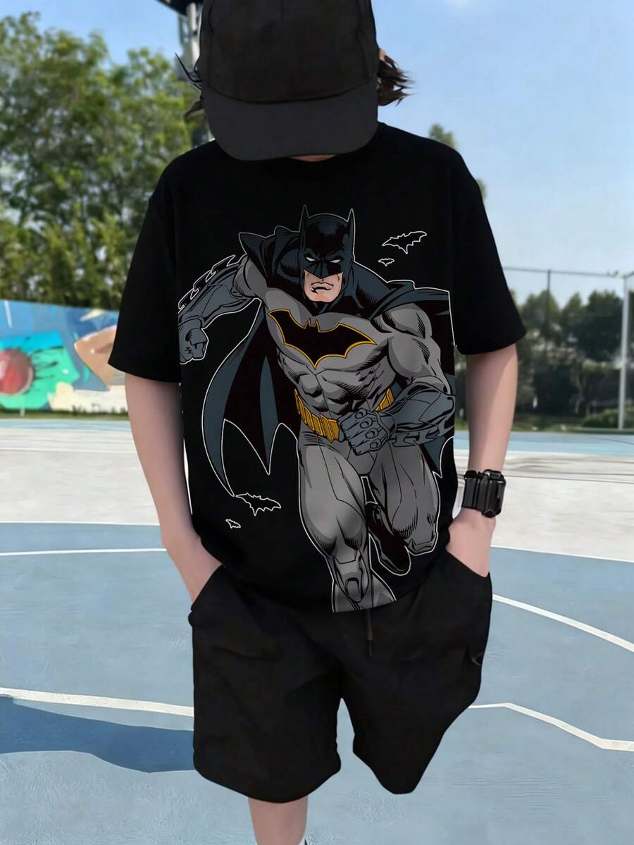 BATMAN X SHEIN 青少年男孩休闲时尚街头卡通英雄图案短袖黑色 T 恤，夏季 - 白色 - 查看 1