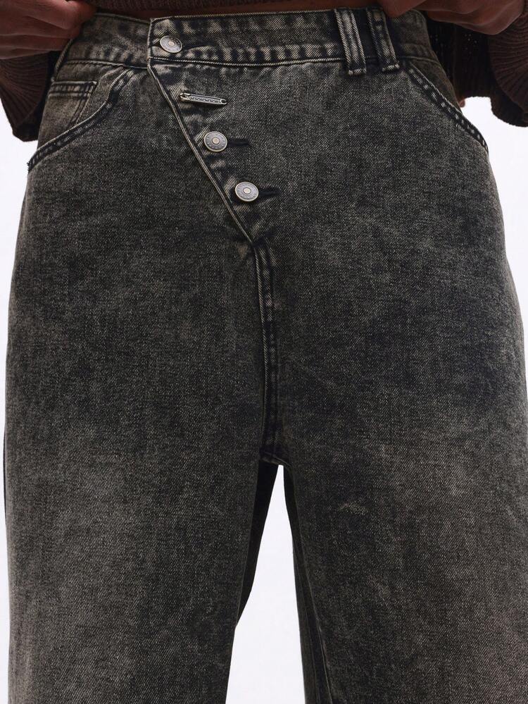 Jeans in denim con lavaggio acido a gamba larga e patta con bottoni