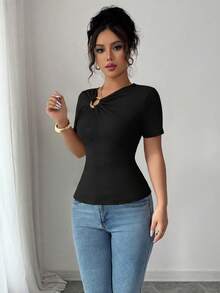 SHEIN Elenzya 女士不对称领口金属装饰修身优雅浪漫精致短袖T恤 - 黑色 - 查看 4