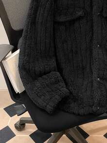 Manfinity Joysei Manfinity翻盖细节纽扣前襟法兰绒抓绒夹克，男士前襟纽扣长袖口袋简约夹克，休闲日常穿着，秋冬季节，男友礼物，外出穿着，泰迪绒内衬外套，街头风，美式复古街头风夹克，Grunge风格 - 黑色 - 查看 5