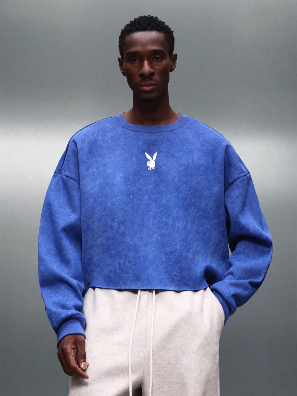 PLAYBOY X SUMWON Herren Oversized Sweatshirt in verwaschenem Königsblau mit Logo und Rückentext Muster, Lässig Pullover
