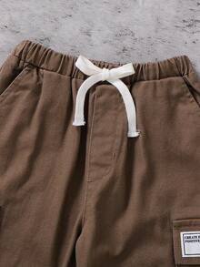 SHEIN 小男孩宽松舒适字母贴片抽绳腰部工装口袋棕色慢跑牛仔裤，百搭，适合小男孩上学和日常穿着