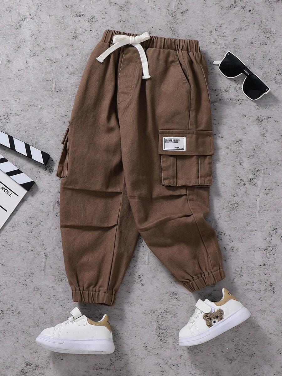 SHEIN 小男孩宽松舒适字母贴片抽绳腰部工装口袋棕色慢跑牛仔裤，百搭，适合小男孩上学和日常穿着