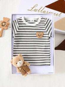 新生儿罗纹小熊短袖上衣，简约灰白条纹搭配3D小熊装饰，罗纹面料柔软亲肤，肩部按扣设计方便穿脱，舒适时尚，适合新生儿穿着。
