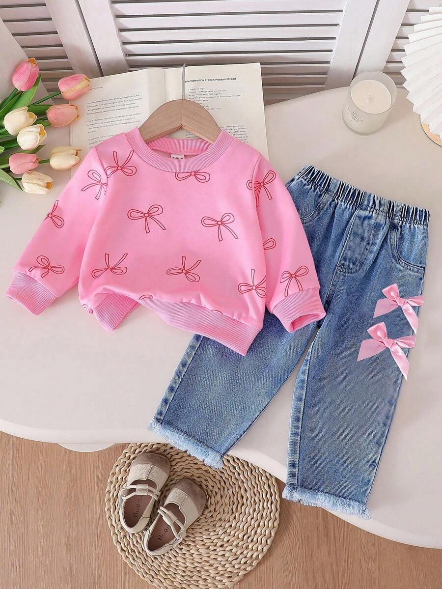 SHEIN Playful Pals Set de 2 piezas: Sudadera con cuello redondo y mangas raglán con estampado de mariposa informal y elegante para niñas, y pantalones vaqueros rectos de cintura elástica holgados, adecuados para primavera, otoño y vuelta al colegio - Rosa - Ver 1