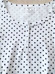 T-shirt à manches longues minimaliste avec demi-patte de boutonnage à pois pour adolescentes