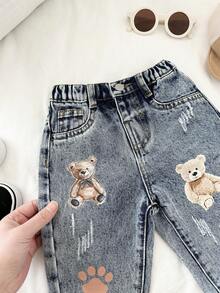 SHEIN 男婴休闲柔软可爱泰迪熊印花破洞蓝色锥形牛仔裤，适合秋冬春夏穿着，秋冬日常穿着、街头风、圣诞节、新年、感恩节等场合，时尚系列，冬季牛仔裤，牛仔裤，保暖牛仔裤，夏季牛仔裤，印花牛仔裤，休闲款，刺绣牛仔裤 - 淺色水洗藍 - 查看 4