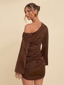 COSMINA Váy ngắn vai bất đối xứng nhún bèo dành cho nữ, váy dự tiệc dài tay màu nâu/cà phê trơn gợi cảm, thích hợp cho tiệc cocktail, buổi hẹn hò lãng mạn, tụ họp, sự kiện trang trọng, phù dâu, hộp đêm, Halloween, Giáng sinh và các dịp khác, sự lựa chọn lý tưởng cho váy dự tiệc dành cho nữ - màu nâu - Xem 4