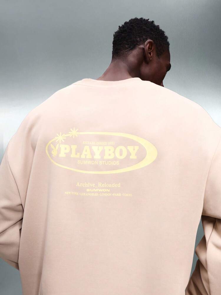 PLAYBOY X SUMWON 男士休闲街头风短款修身复古宽松长袖卫衣，背面全幅印花，胸前饰有小号Logo - 卡其色 - 查看 1
