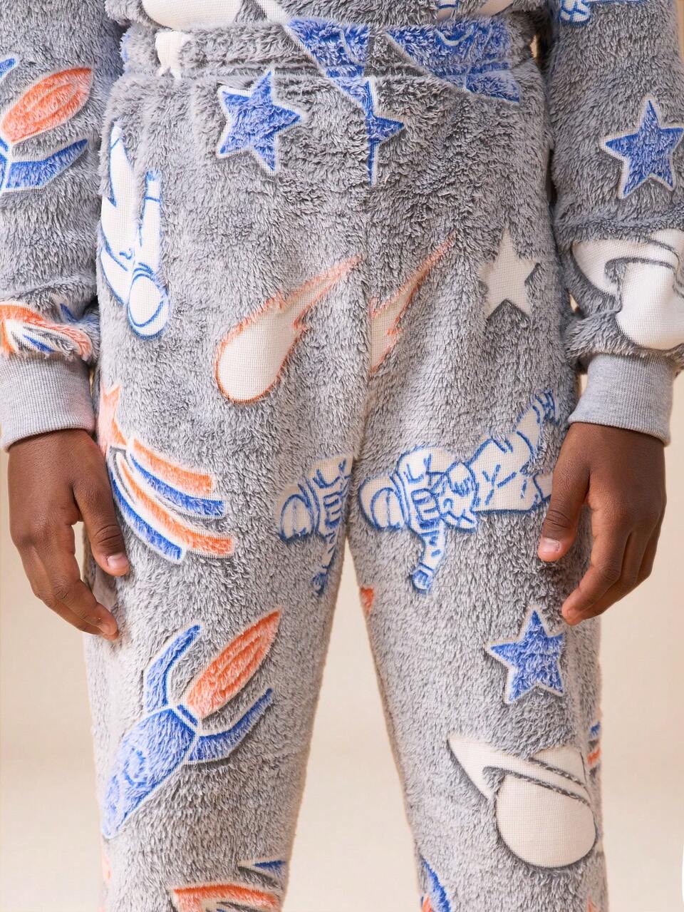 Moletom com estampa espacial e calça de moletom combinando.