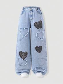 少女爱心牛仔直筒裤，休闲时尚舒适学院风！浅蓝色水洗面料，舒适透气，裤腿上饰有多处爱心贴片和刺绣爱心装饰，彰显个性与创意。高腰弹力腰带搭配拉链设计，方便穿脱。直筒剪裁，修饰身材比例。适合日常出行、返校、校园活动、周末休闲等各种场合，打造时尚独特的女孩造型！ - 淺色水洗藍 - 查看 4