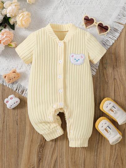 女婴纯色小熊印花短袖连体衣。修身设计，适合各种宝宝体型。提花面料，饰以小熊印花，可爱时尚。适合户外玩耍、居家休闲和宝宝爬行活动，是宝宝衣橱中不可或缺的时尚单品。