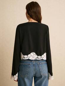 Poéselle 女士优雅通勤撞色蕾丝拼接衬衫，优雅女式衬衫，休闲女装，新年女装，适合日常穿着、外出、秋冬通勤 - 黑與白 - 查看 7