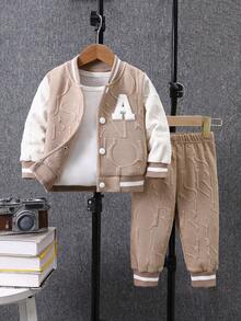 SHEIN Bộ trang phục thường ngày cho bé trai 2 món, bao gồm áo khoác bóng chày tay dài có vải jacquard thêu chữ và quần màu trơn, phù hợp cho bé từ 0-3 tuổi và mặc ngoài trời, mùa thu/đông - Màu Khaki - Xem 3