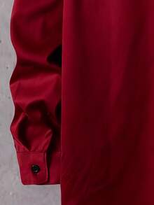 Manfinity Homme 男士纯色翻领单排扣长袖衬衫和抽绳腰带口袋长裤套装，男士休闲上衣和裤子套装，加大码男士运动套装，红色男士套装，男士休闲套装，适合复古风格、日常休闲、周末旅行、户外活动、探险旅行、轻松的工作环境或半正式场合，可作为男友/丈夫礼物、周年纪念/生日礼物、派对、圣诞节、新年、婚礼礼物。 - 酒紅色 - 查看 4