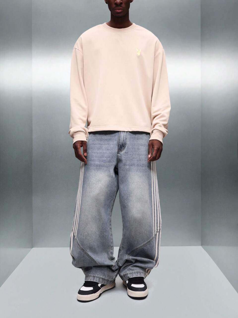 PLAYBOY X SUMWON Moletom Oversized de Manga Longa com Estampa Completa nas Costas e Pequeno Logo no Peito, Ajuste Crop, Relançamento do Arquivo, Streetwear Casual para Homens