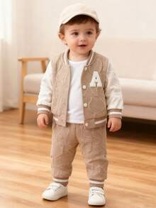 SHEIN Bộ trang phục thường ngày cho bé trai 2 món, bao gồm áo khoác bóng chày tay dài có vải jacquard thêu chữ và quần màu trơn, phù hợp cho bé từ 0-3 tuổi và mặc ngoài trời, mùa thu/đông - Màu Khaki - Xem 1