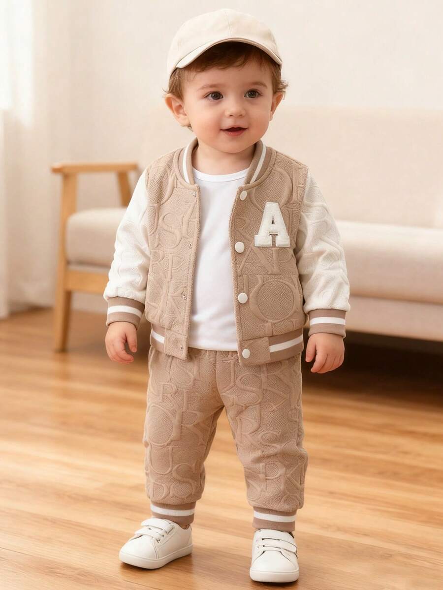 SHEIN Bộ trang phục thường ngày cho bé trai 2 món, bao gồm áo khoác bóng chày tay dài có vải jacquard thêu chữ và quần màu trơn, phù hợp cho bé từ 0-3 tuổi và mặc ngoài trời, mùa thu/đông - Màu Khaki - Xem 1