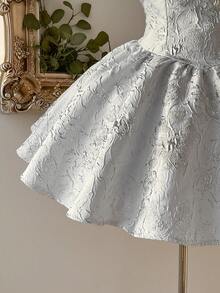 Lovelzi 优雅浪漫的酒红色提花面料露背吊带长袖A字连衣裙，适合毕业典礼、学校开学典礼、音乐节、生日派对、婚礼、下午茶聚会、舞会等场合。 - 白色 - 查看 3