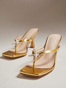 SHUZIA 女士简约舒适人字拖高跟凉鞋，饰有金属装饰 - 金色 - 查看 5